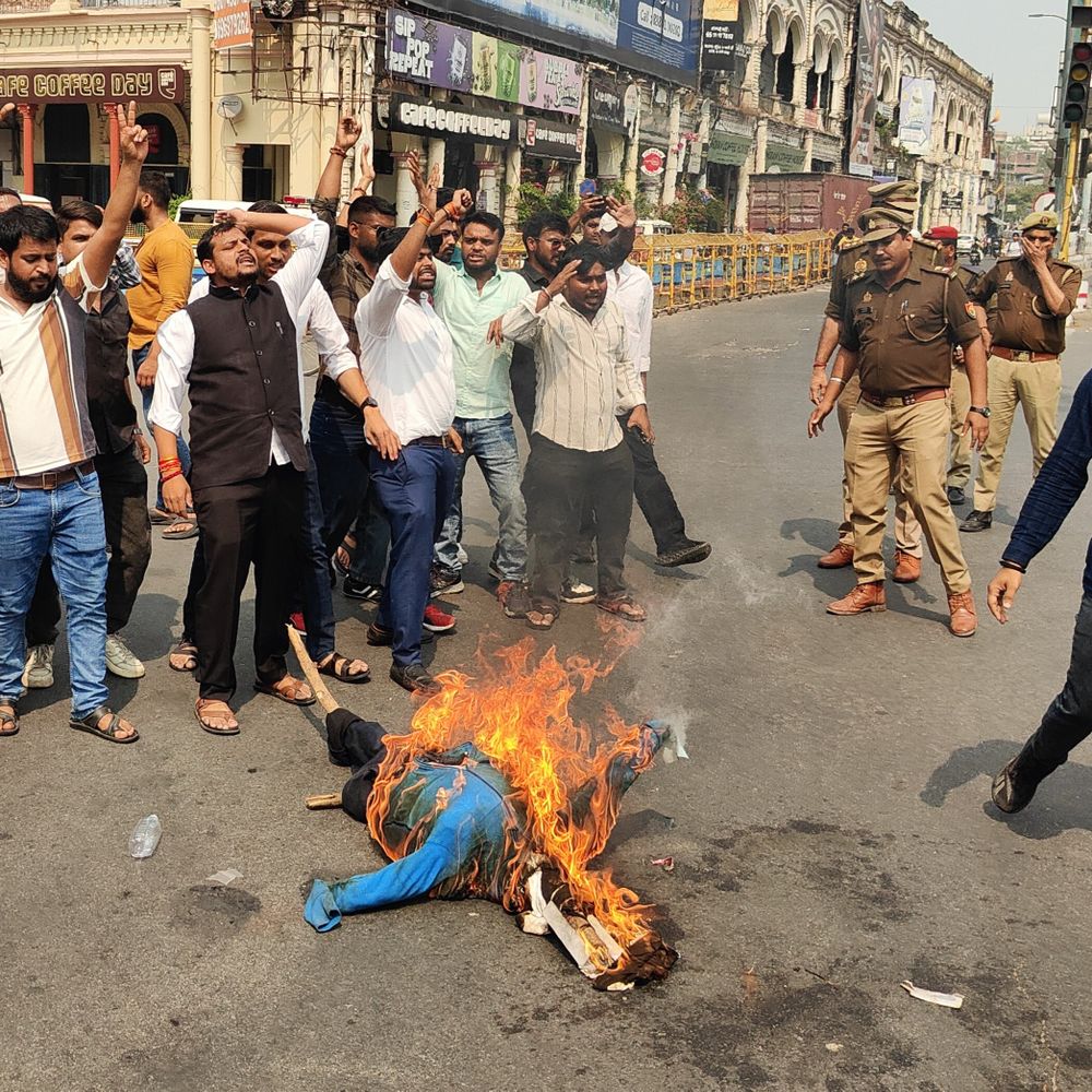 लखनऊ में बिहार के मौलाना का पुतला फूंका गया:सीएम योगी की मां पर किया था टिप्पणी, LU के छात्रों ने मौलाना को गिरफ्तार करने की मांग किया