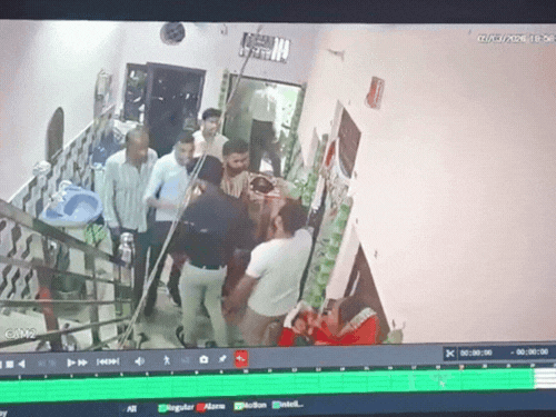 आगरा में बच्चे के नामकरण में पति-पत्नी के बीच विवाद:  मारपीट के बाद पति घर से लापता, चिट्‌ठी में लिखा-ऐसे लोगों के कारण लड़के मर जाते हैं – Agra News