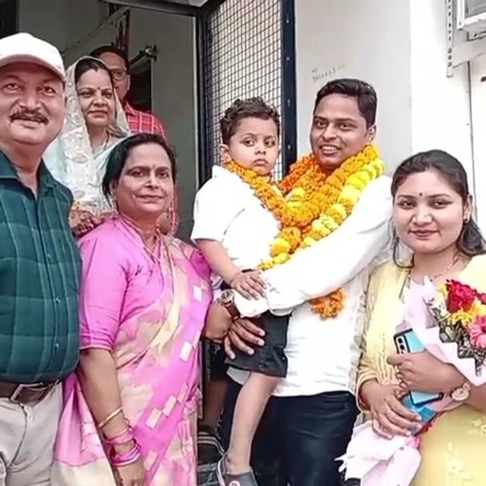 बेटा बना IAS तो मां बोली आशीर्वाद सबसे बड़ा उपहार:रुद्र प्रताप सिंह बोले 7 वर्षों से चल रही थी तैयारी, दिमाग का बोझ हुआ हल्का