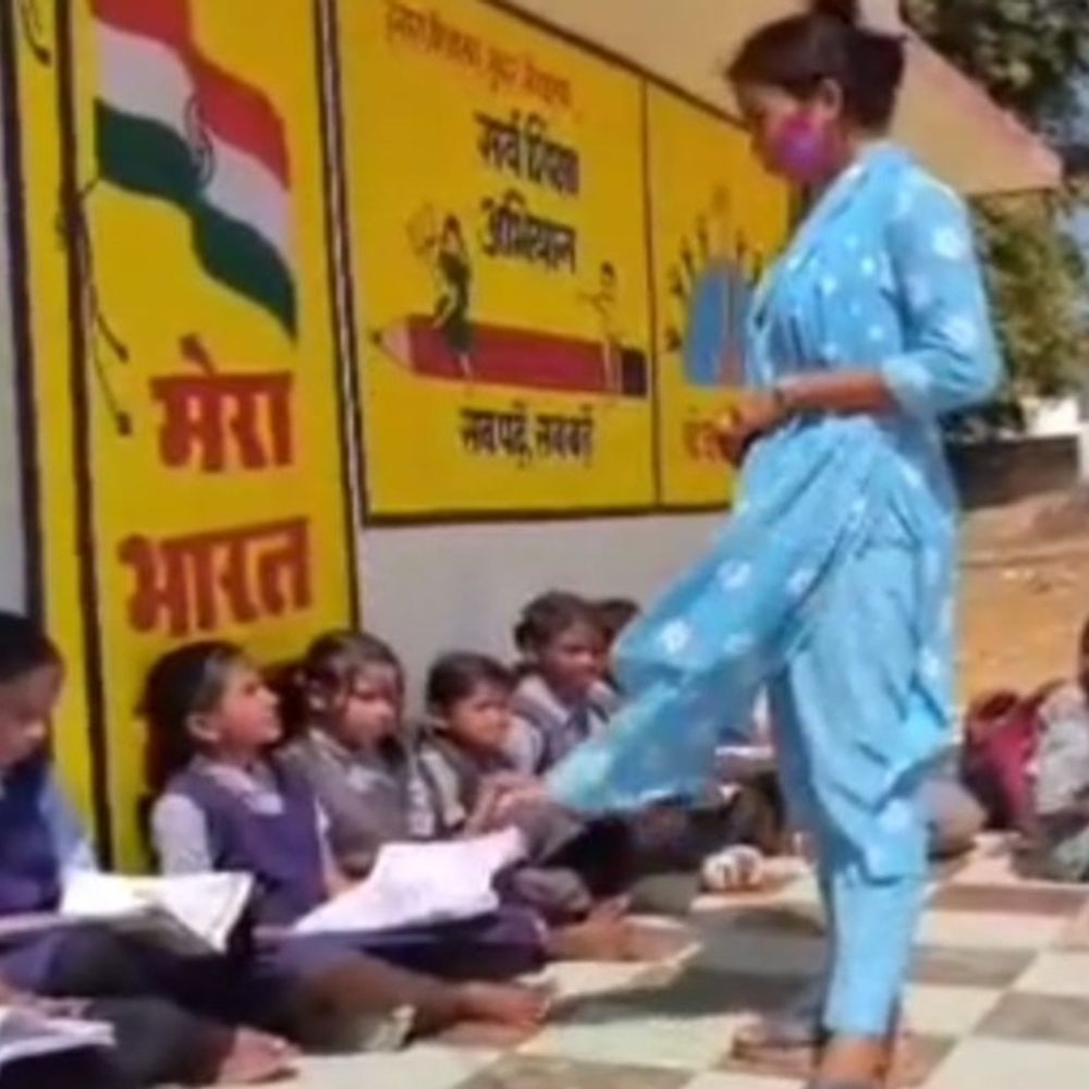 JD ने हेडमास्टर को किया सस्पेंड,5 टीचर को नोटिस:  होली के दूसरे दिन 12 बजे तक नहीं खुला था स्कूल;बाहर पढ़ाई कर रहे थे बच्चे – Ambikapur (Surguja) News