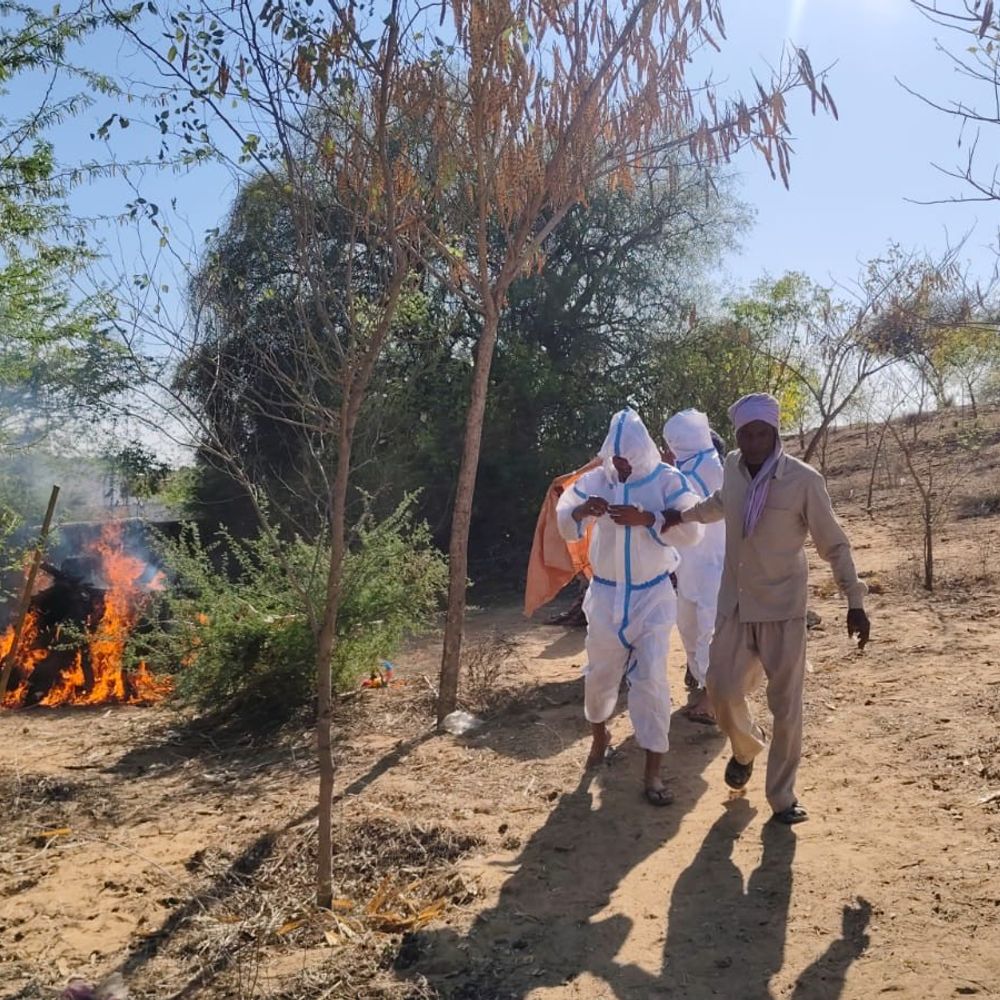 श्मशान में PPE किट पहनकर पूर्व सैनिक का अंतिम संस्कार:  मधुमक्खियों के हमले के कारण लिया फैसला; 4 गंभीर घायल हॉस्पिटल में भर्ती – Jhunjhunu News
