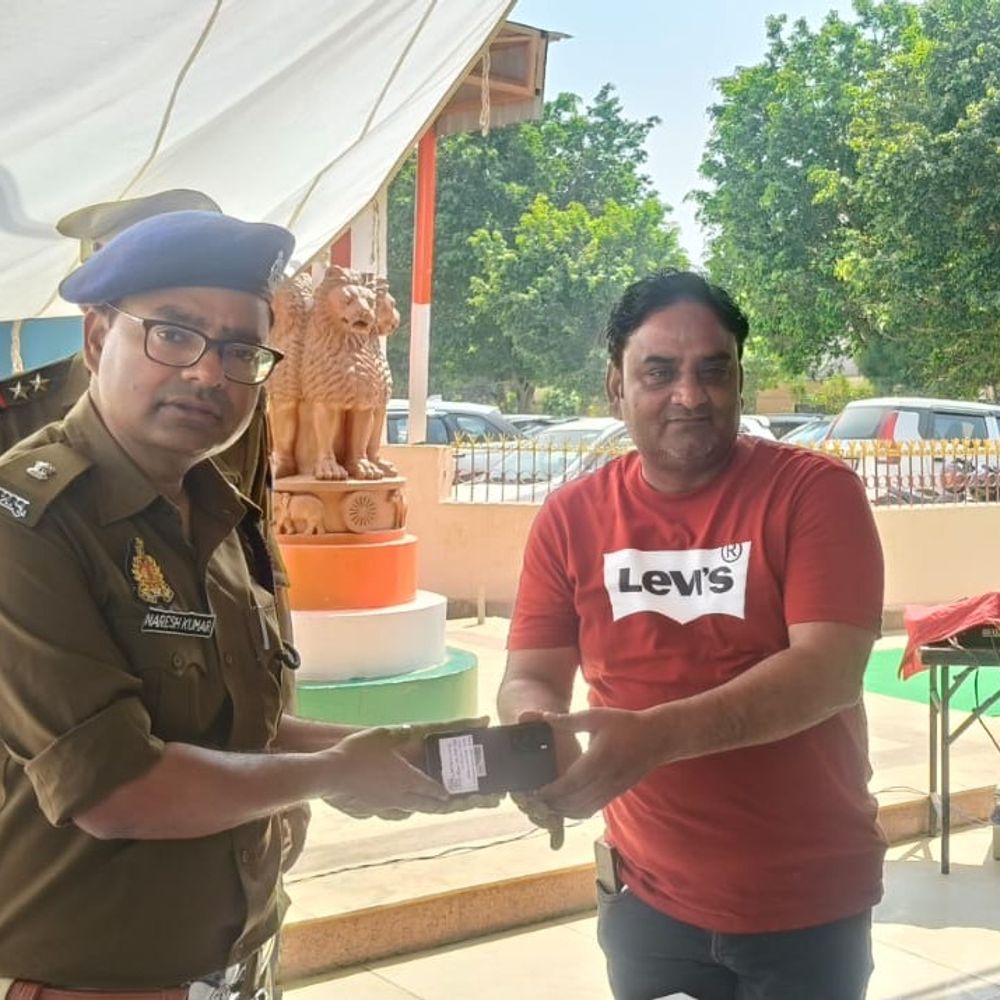 बुलंदशहर पुलिस ने 108 खोए मोबाइल फोन बरामद किए:CEIR पोर्टल की मदद से 25 लाख रुपये के फोन मालिकों को मिले