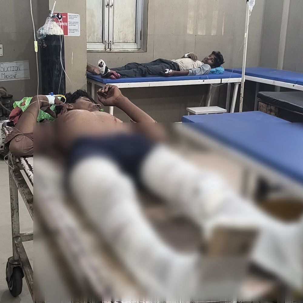 मैनपुरी में ई-रिक्शा-बाइक भिड़ंत, दो भाई घायल:बिछुआ थाना क्षेत्र में हुआ हादसा, एक भाई के दोनों पैर टूटे