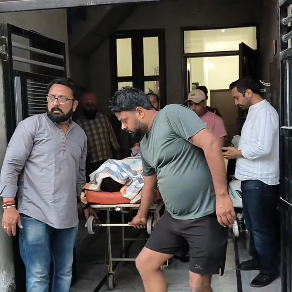 फाजिल्का में व्यक्ति का शव पंखे से लटका मिला:  जेब से सुसाइड नोट बरामद, विवाद के कारण तनाव में थे, पुलिस कर रही मामले की जांच – Fazilka News