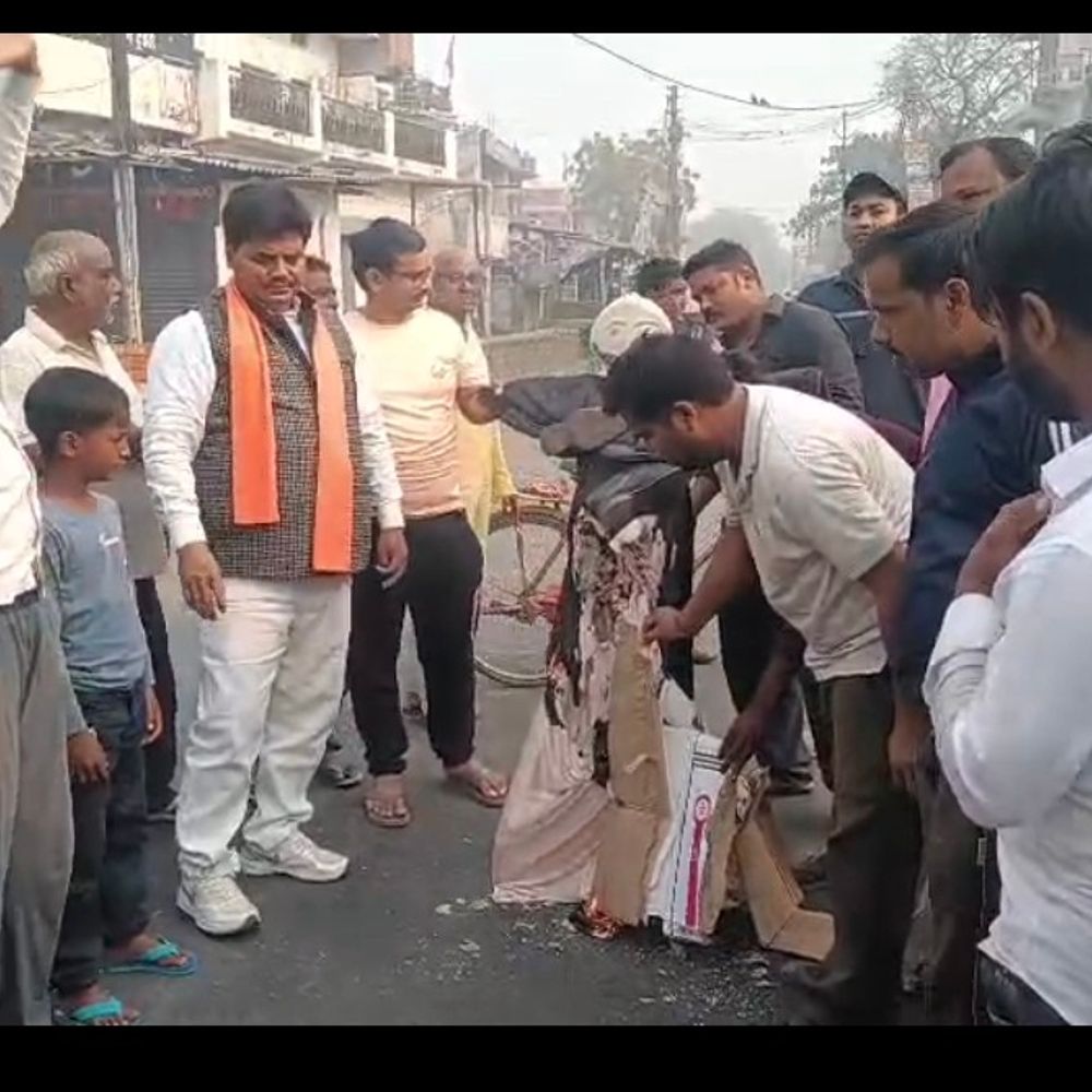 महराजगंज सीएम योगी की माता पर टिप्पणी का विरोध:परतावल में मौलाना अब्दुल्लाह सलीम का पुतला फूंका, कार्रवाई की मांग