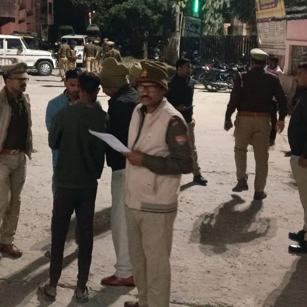 बस्ती में दुष्कर्म आरोपी को पकड़ने गई पुलिस से नोकझोंक:ग्रामीणों ने किया हंगामा, आरोपी फरार; कई थानों की फोर्स बुलाई
