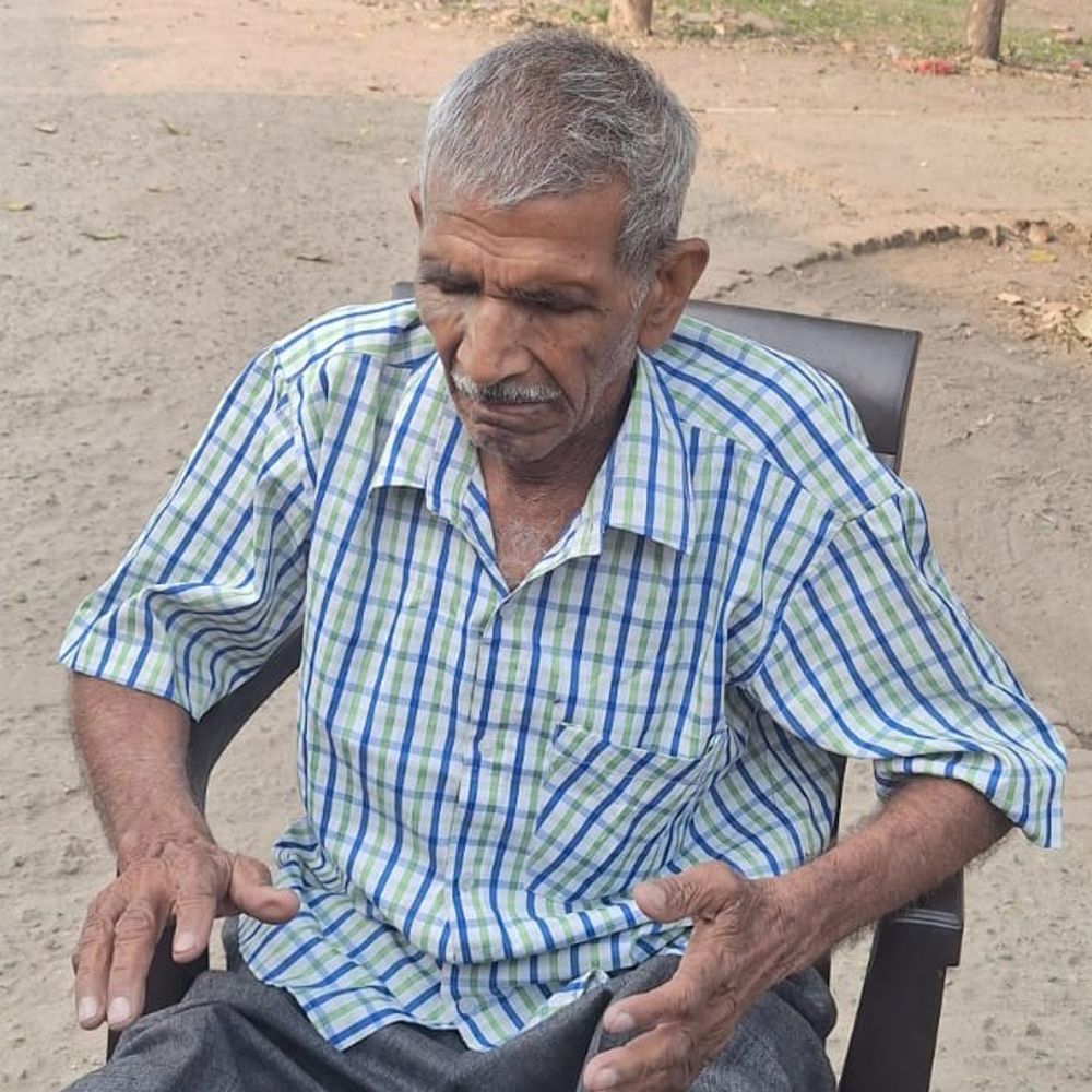 बुजुर्ग ने कछला पुल से गंगा में लगाई छलांग:बदायूं में घरेलू विवाद के बाद उठाया कदम, सुरक्षित निकाला गया