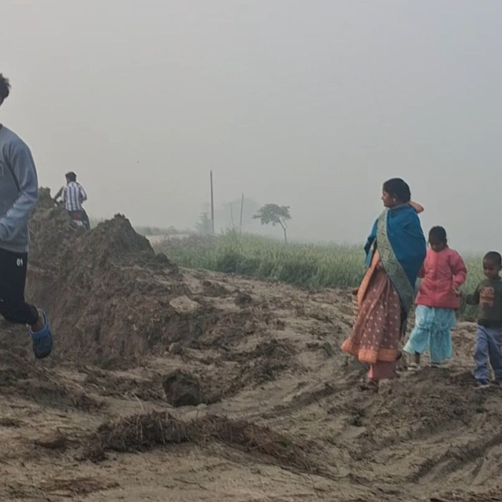 बाजार में पुल तोड़ा गया, वैकल्पिक मार्ग दलदल:कुशीनगर स्कूली वैन, एम्बुलेंस फंसी; लोगों को हो रही परेशानी