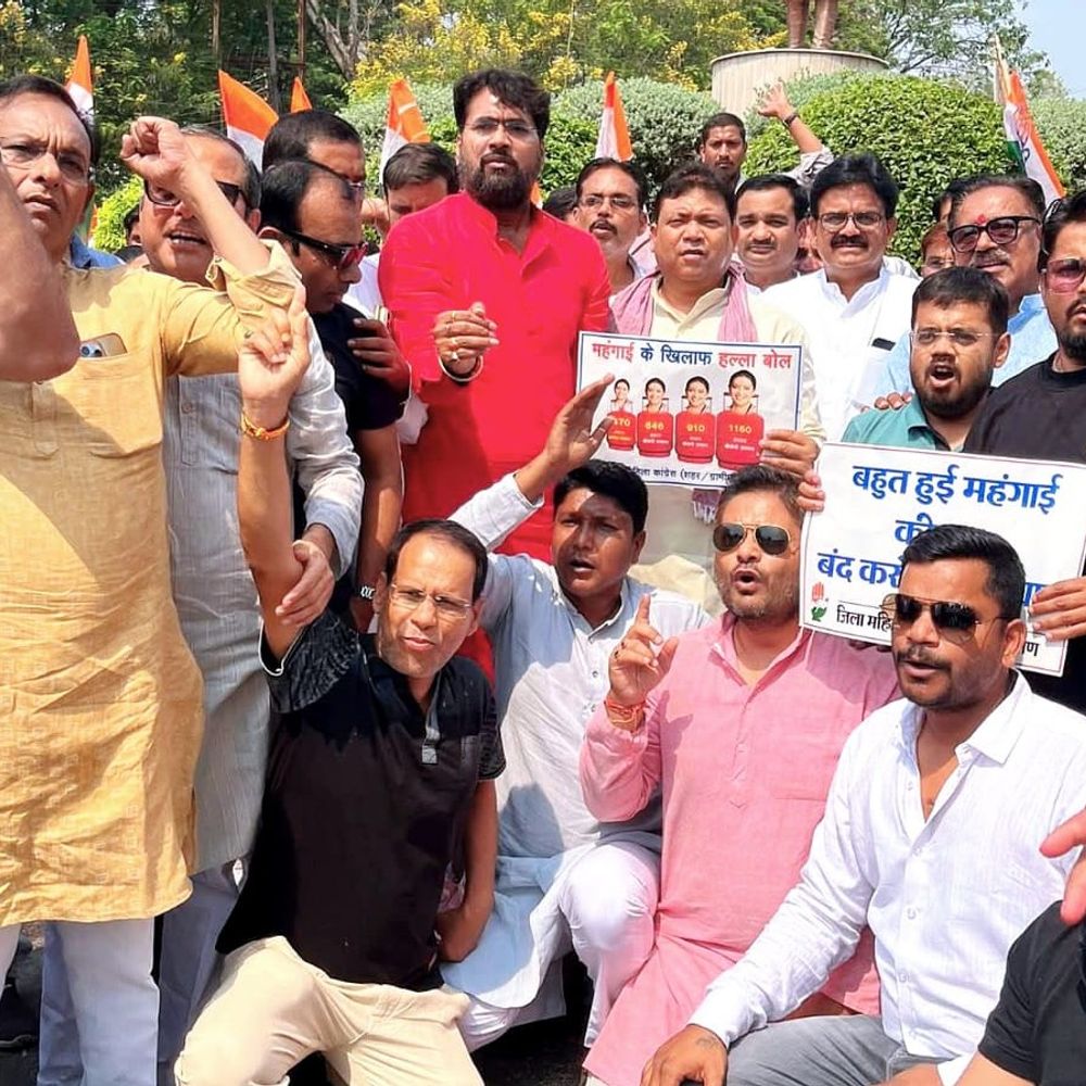 बिलासपुर में कांग्रेस कार्यकर्ताओं ने केंद्र सरकार का पुतला फूंका:  गृह मंत्री से इस्तीफे की मांग की, अफीम खेती और महंगाई पर केंद्र-राज्य सरकार को घेरा – Bilaspur (Chhattisgarh) News