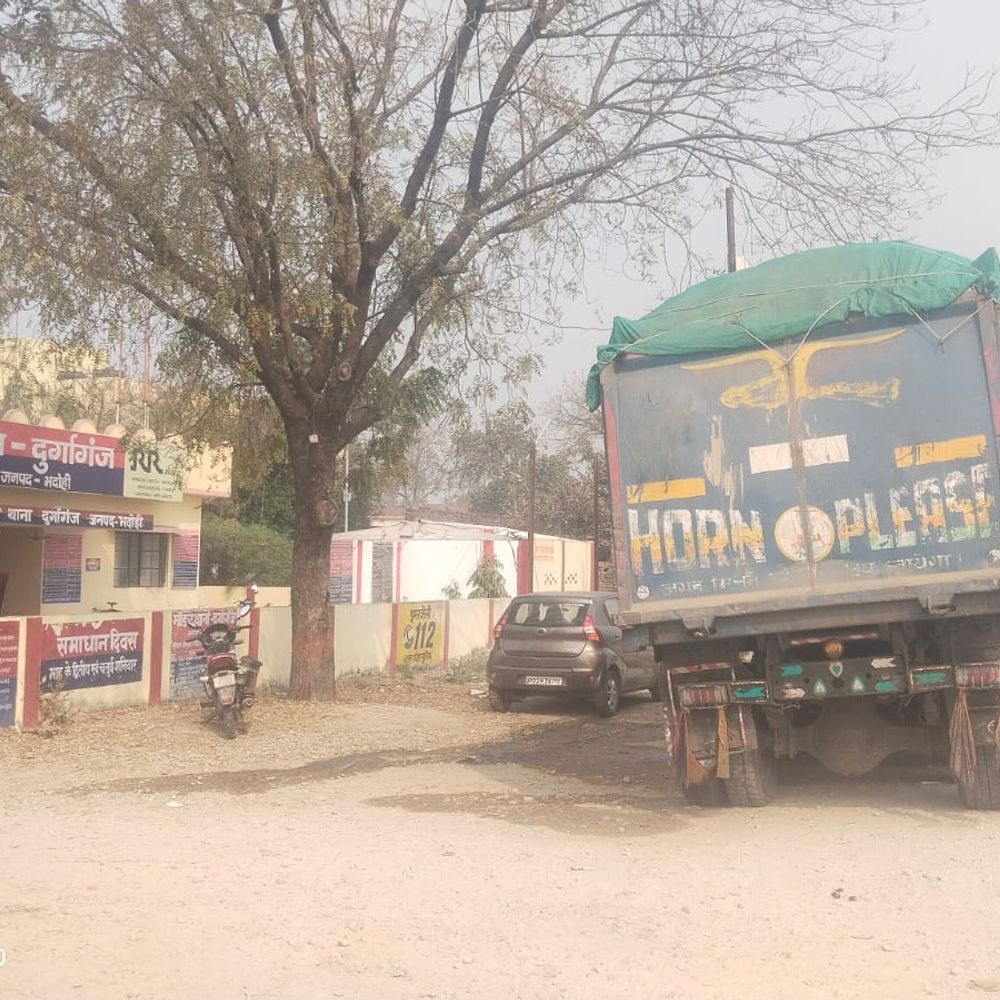 भदोही में अवैध बालू लदा डंपर सीज:खनन विभाग ने दुर्गागंज बाजार से की कार्रवाई, थाने पर खड़ा कराया