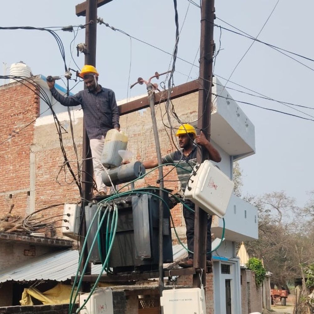 मिल्कीपुर में गर्मी से पहले ट्रांसफार्मरों का निरीक्षण:1.30 लाख उपभोक्ताओं को अघोषित कटौती से मिलेगी राहत