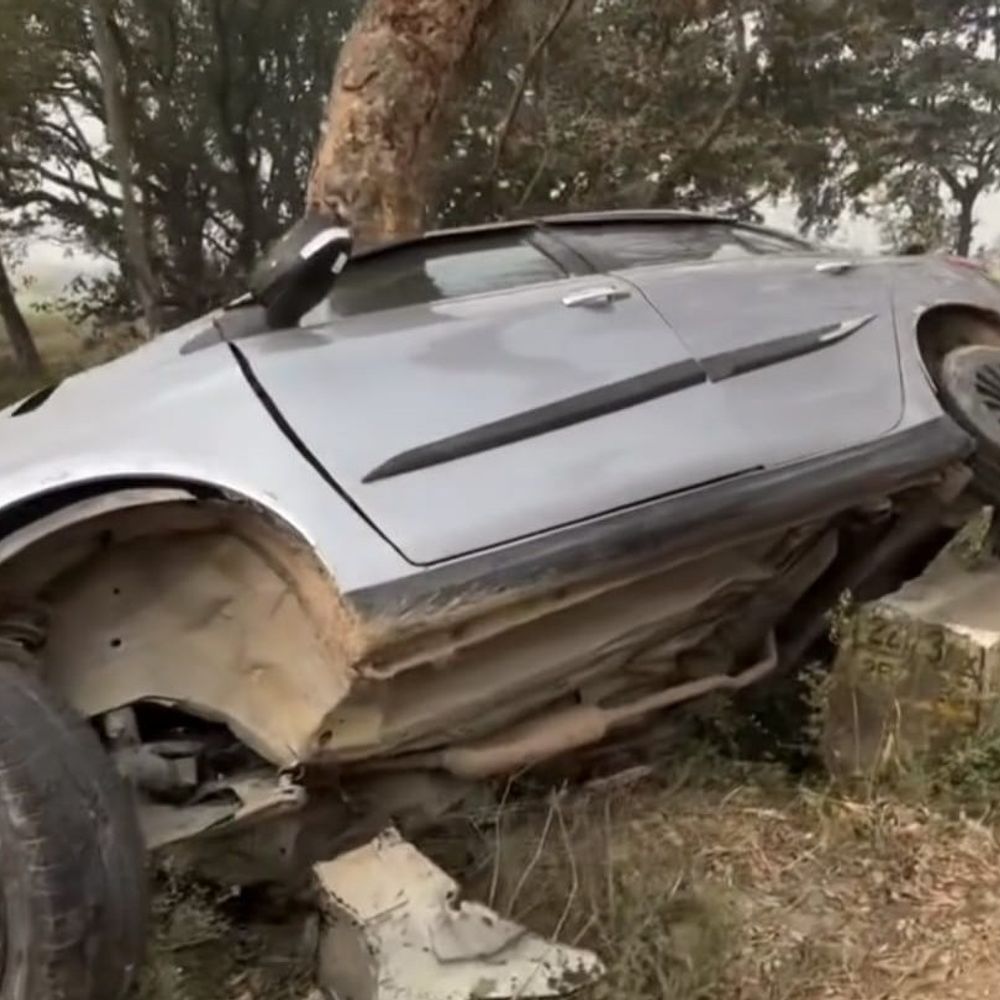 संतकबीरनगर में तेज रफ्तार कार पेड़ से टकराई:30 किमी दूर चाय पीने गए थे दोस्त, एक की मौत; चार घायल