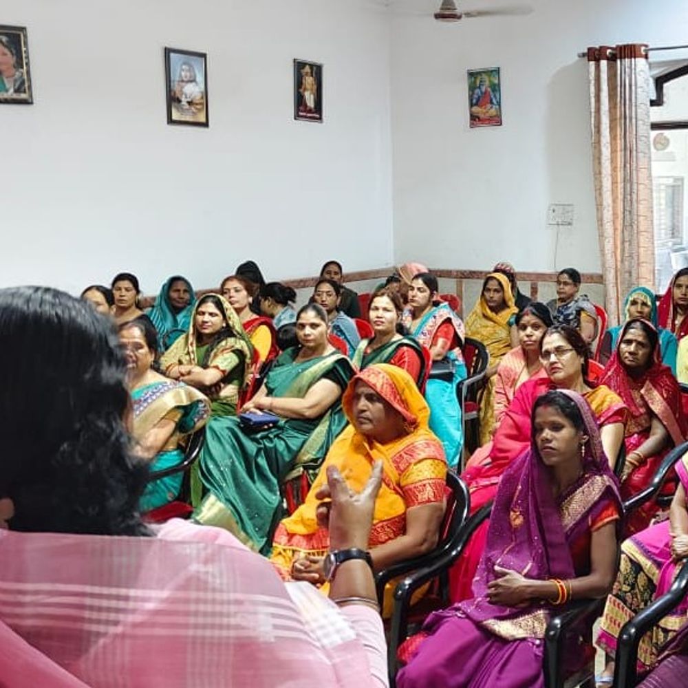 महिला दिवस पर सरकार के खिलाफ गरजी महिलाएं:मैनपुरी सपा कार्यालय में महिला शक्ति का प्रदर्शन