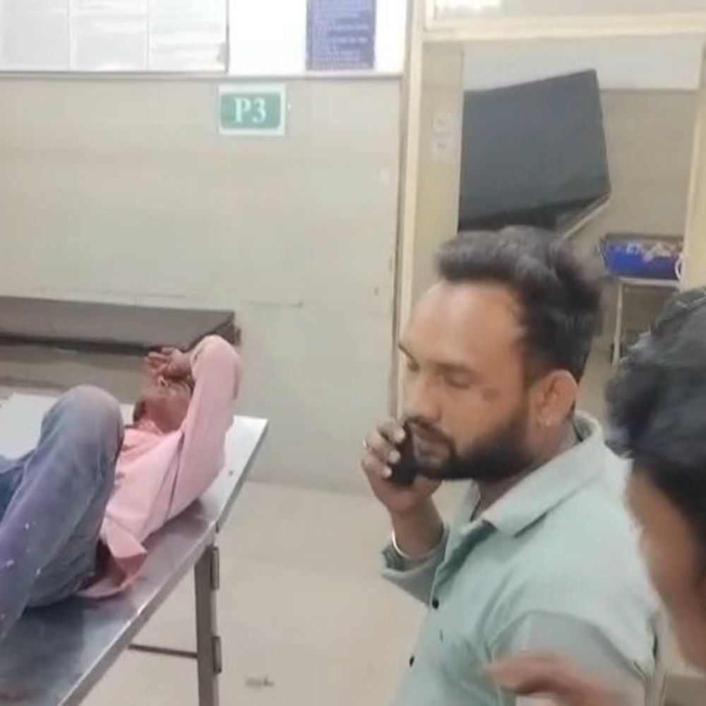 दमोह रेलवे स्टेशन के बाहर युवक पर झारे से हमला:  होटल संचालक ने सिर पर किया वार; गंभीर हालत में जिला अस्पताल में भर्ती – Damoh News