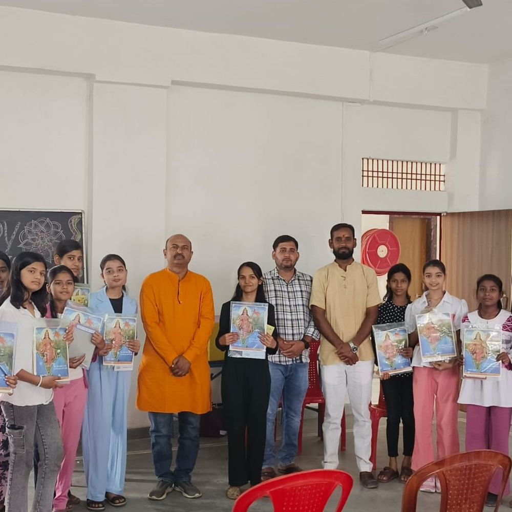 भदोही में अंतर्राष्ट्रीय महिला दिवस पर गोष्ठी:बालिकाओं को शिक्षा सामग्री वितरित, सशक्तिकरण पर हुई चर्चा