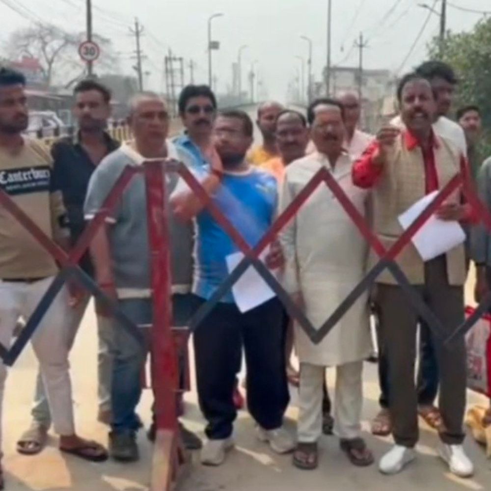 रायबरेली गल्ला मंडी ओवरब्रिज 7 महीने से बंद:मरम्मत में देरी पर लोगों ने किया प्रदर्शन, धरने पर बैठे