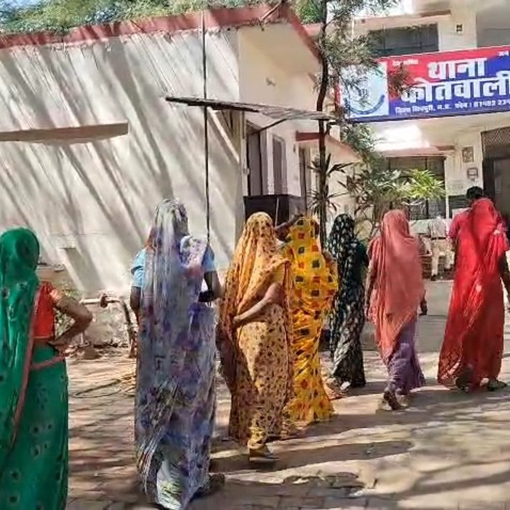 10 आदिवासी महिलाओं को काम के बदले नहीं दी मजदूरी:  गाली-गलौज करने का भी आरोप, महिलाएं बोलीं- 30 हजार रुपए बाकी – Shivpuri News