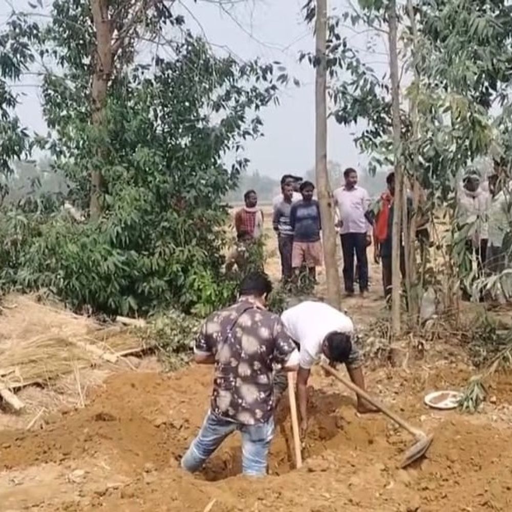 होली से पहले युवक की हुई थी मौत:5 दिन बाद डीएम के आदेश पर कब्र से निकाला गया शव, पोस्टमॉर्टम को भेजा