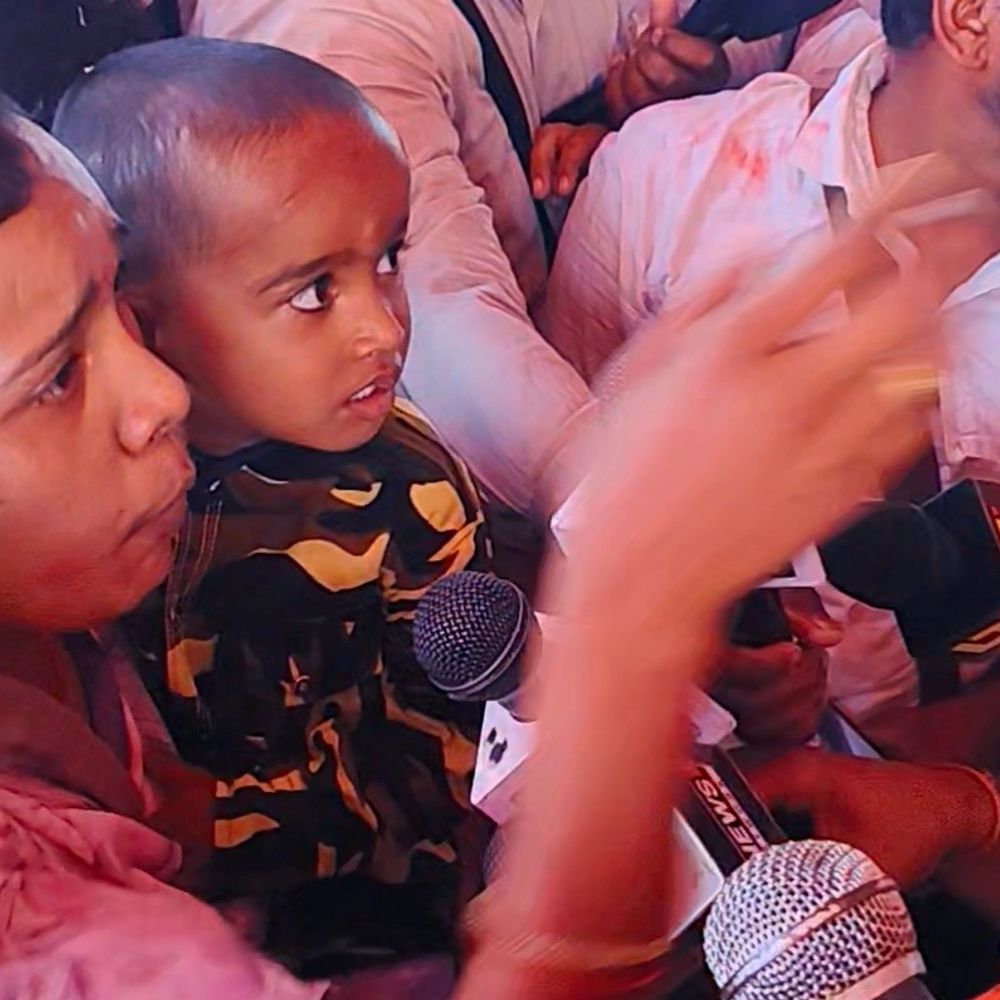 डिप्टी CM केशव से महिला बोली-पति की हत्या हो गई:कौशांबी पुलिस FIR नहीं लिख रही; गोद में बेटे को लेकर मंच पर चढ़ने लगी