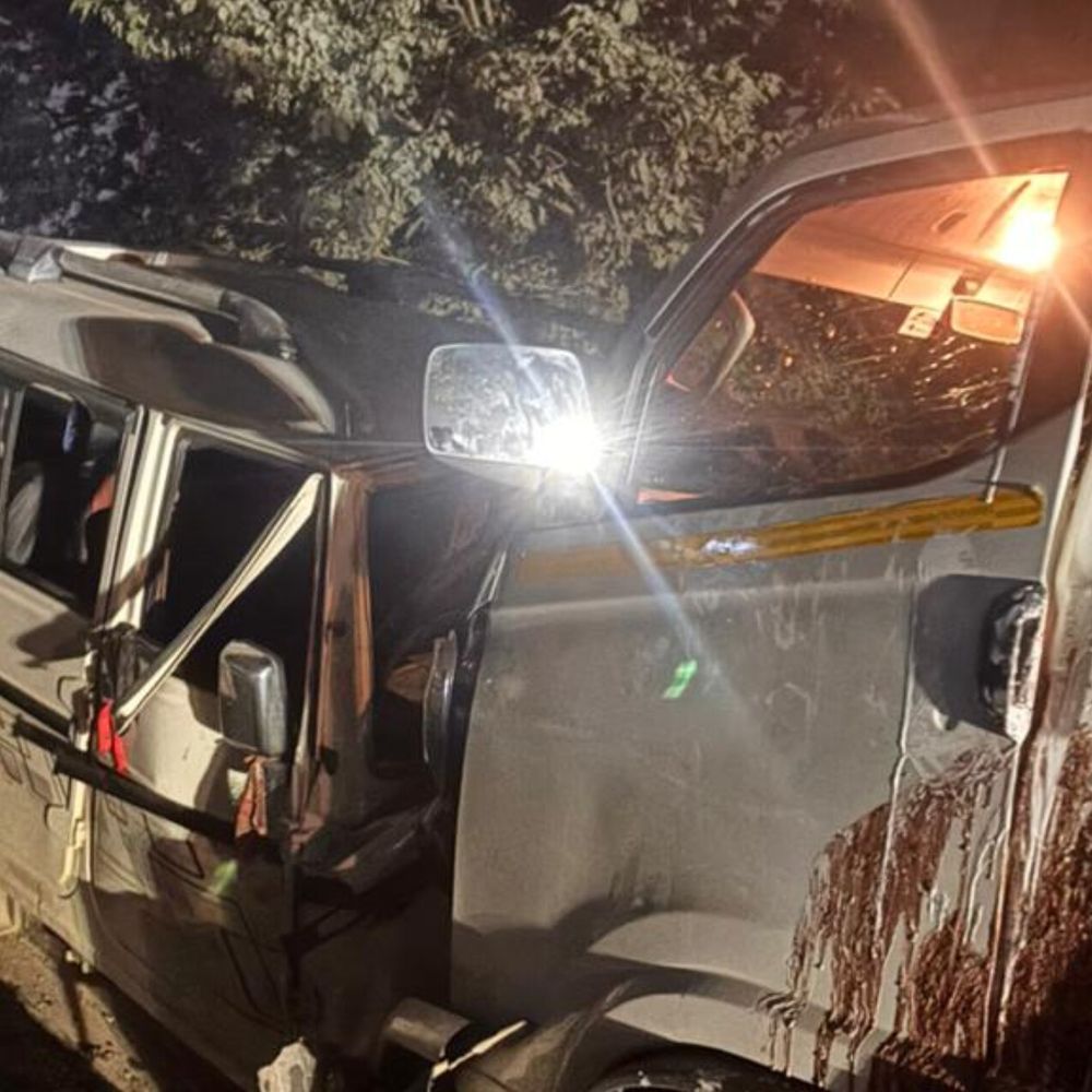 बोलेरो-पिकअप भिड़ंत में 8 साल के बच्चे की मौत:12 लोग घायल, नगरा-बेल्थरा मार्ग पर हादसा; पुलिस ने वाहनों को जब्त किया