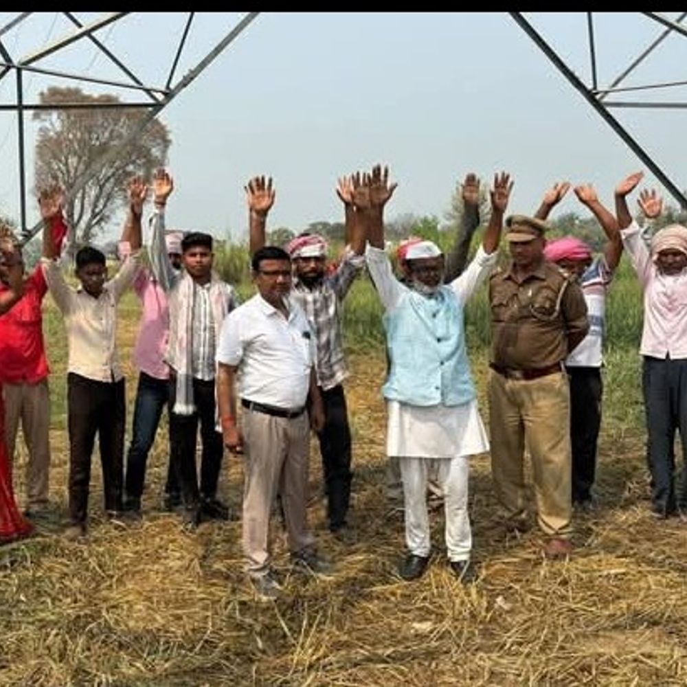 बिजली विभाग ने रोकी फसल पर तार खिंचाई:जौनपुर किसानों को मुआवजे का आश्वासन, अन्ना का सत्याग्रह सफल