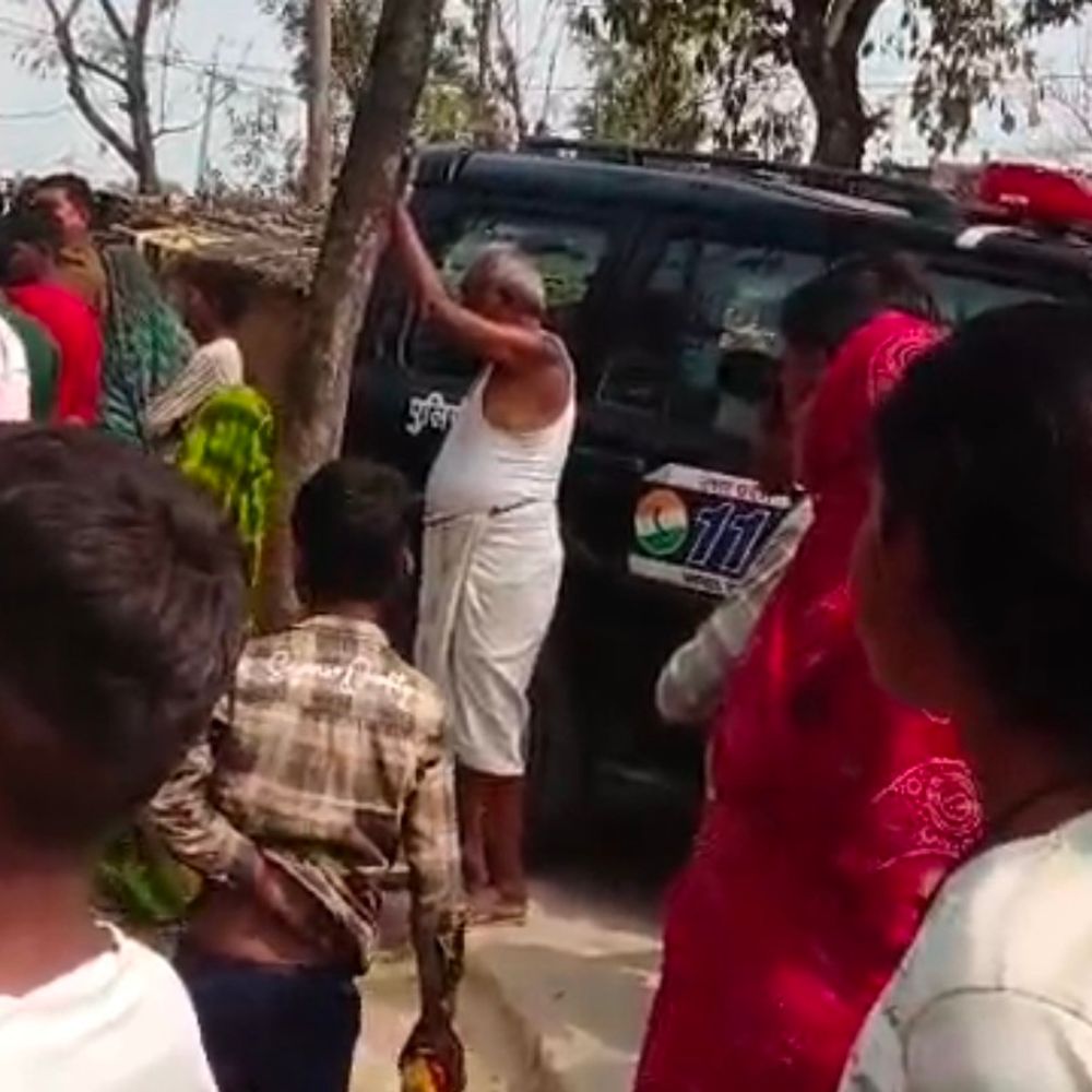 प्रतापगढ़ में ग्रामीणों ने हमलावरों को पेड़ से बांधा, VIDEO:रस्सी से बांधकर पीटा, फोन पर कहासुनी के बाद घर में घुसकर मारपीट की थी