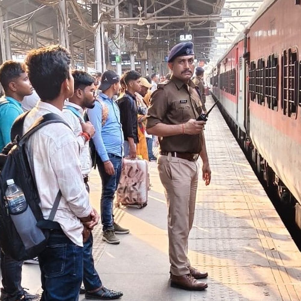 होली पर प्रयागराज जंक्शन पर एयरपोर्ट जैसा अनुशासन:RPF का मिशन सेफ होली न छीना-झपटी, न गेट पर लटकने की टेंशन
