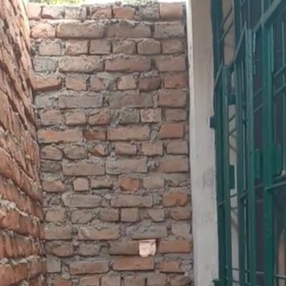 प्राथमिक विद्यालय कठौता निर्माण में भ्रष्टाचार का आरोप:ग्रामीणों ने डीएम और बेसिक शिक्षा अधिकारी से जांच की मांग की