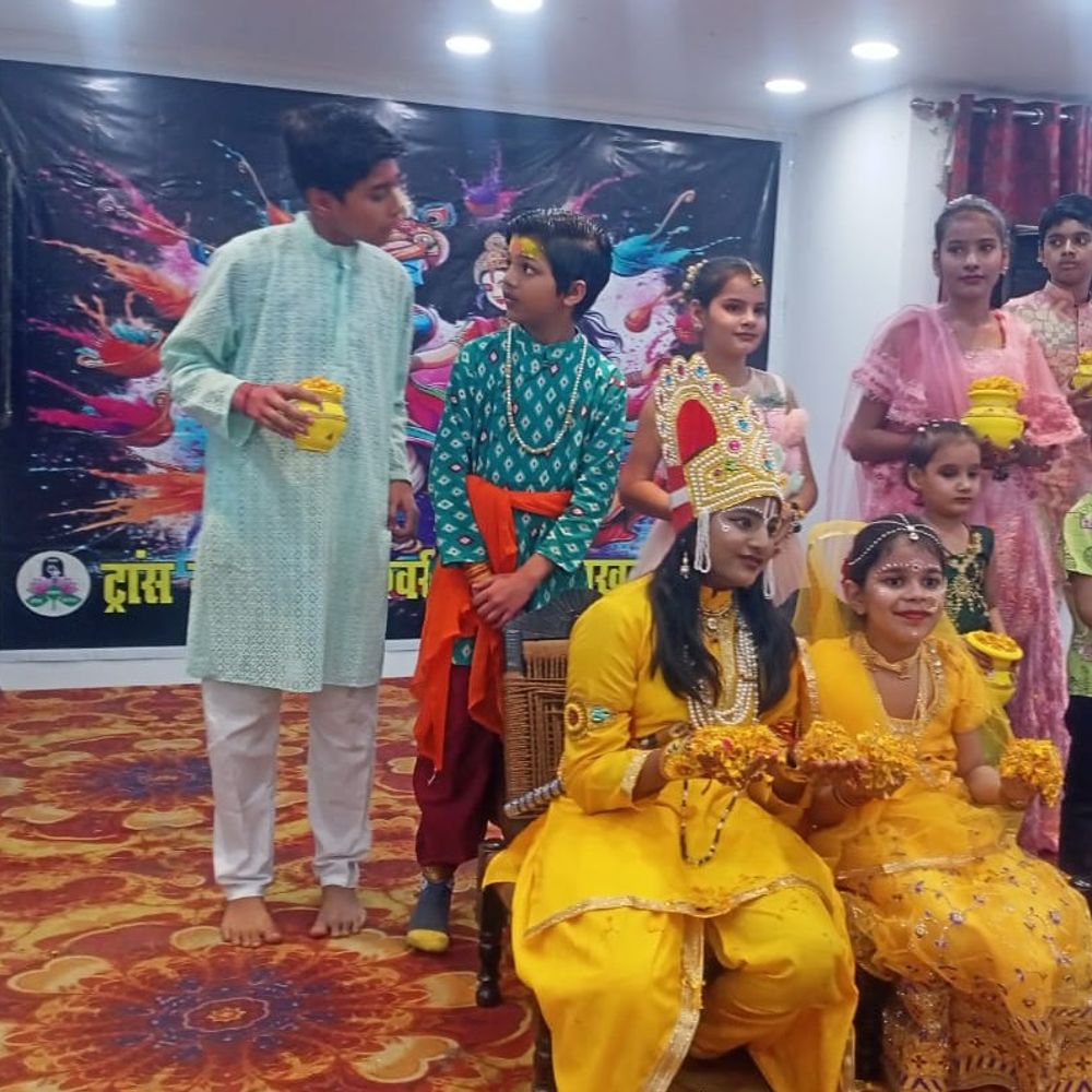 लखनऊ माहेश्वरी समाज ने रंगोत्सव होली मिलन समारोह मनाया:बुजुर्गों, युवाओं और बच्चों ने भक्तिमय गीतों पर झूमकर आनंद लिया