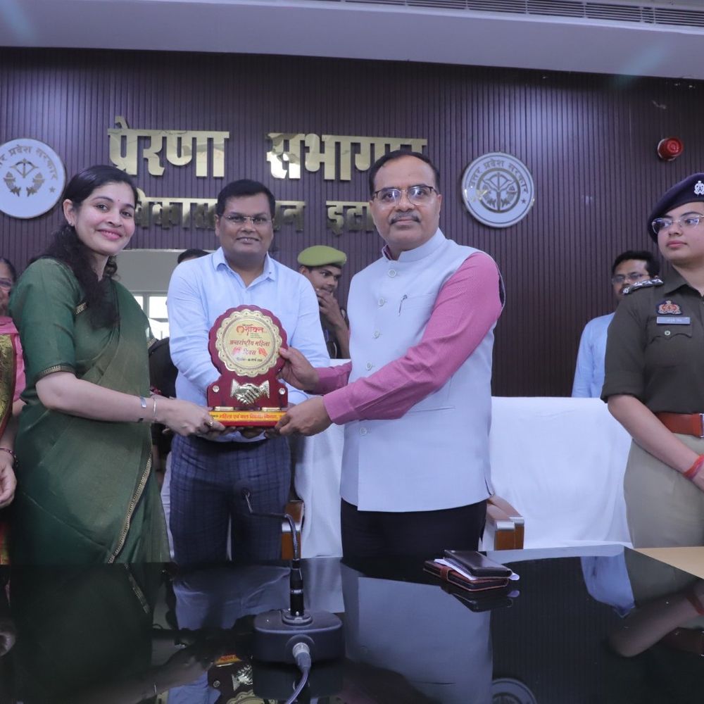 इटावा में अंतरराष्ट्रीय महिला दिवस पर सम्मान:मेधावी छात्राओं और विभिन्न क्षेत्रों की महिलाओं को किया गया सम्मानित