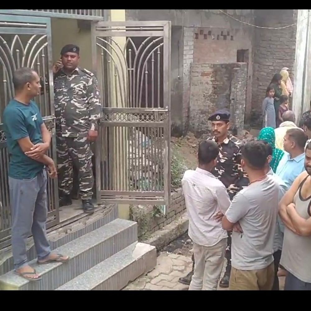 पति ने दो बेटों संग जान दी, पत्नी SSB में:महराजगंज में एक कमरे में तीनों के शव फंदे में झूलते मिले