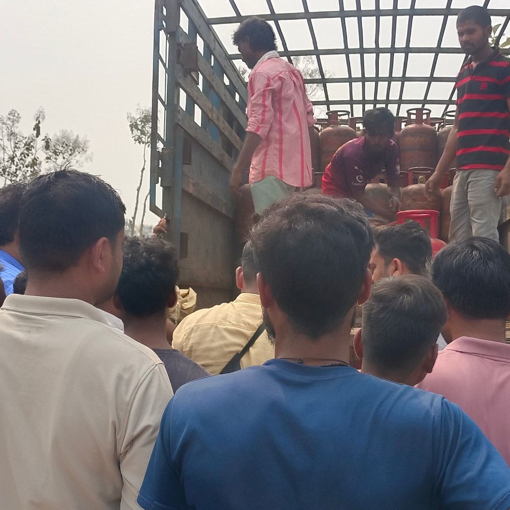 इटवा में रसोई गैस सिलेंडर की गाड़ी पहुंची:एजेंसी पर उमड़ी भीड़, आपूर्ति निरीक्षक ने वितरण कराया