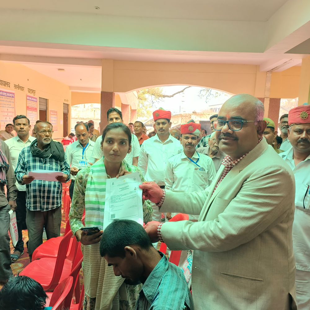 DM ने दिव्यांग युवती को IAS बनने की प्रेरणा दी:ब्लाइंड कमिश्नर की फोटो दिखकर बोले- ये IAS बन सकते हैं, तो तुम क्यों नहीं; मन लगाकर पढ़ो