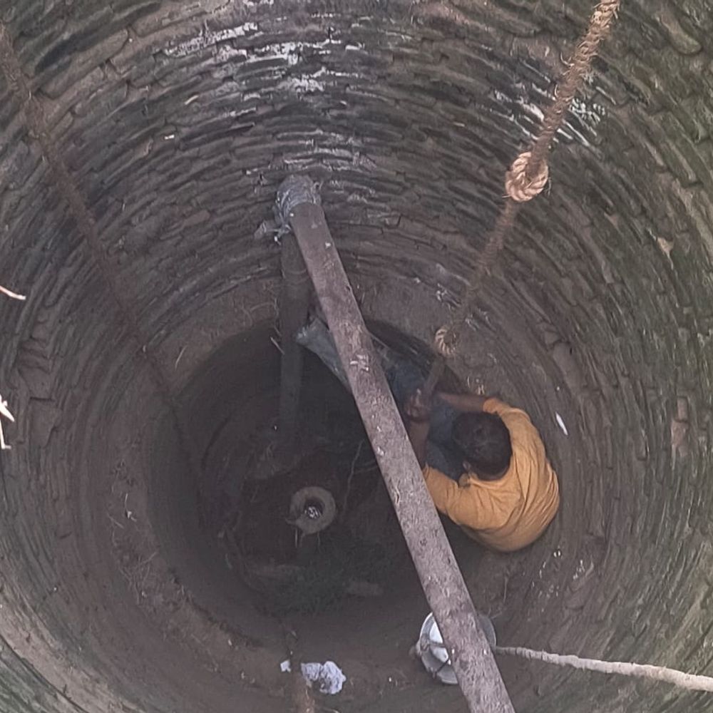 बछड़ा कुएं में गिरा, सुरक्षित निकाला गया:फर्रुखाबाद में अग्नि एवं आपात सेवा ने ग्रामीणों संग बचाया