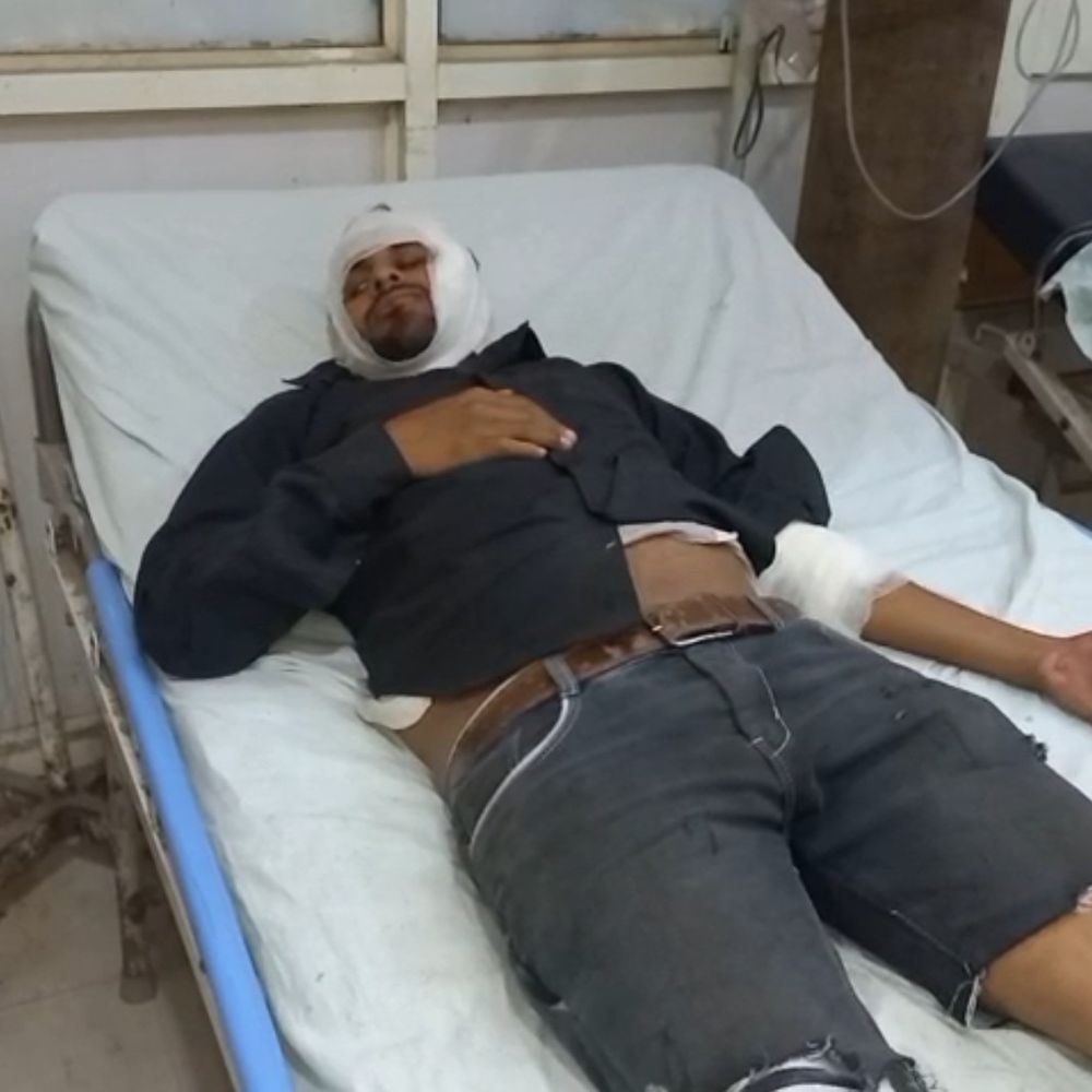 फिरोजाबाद फ्लाईओवर पर हादसा, ई-रिक्शा में बुलेट बाइक घुसी:तीन लोग घायल; पुलिस ने घायलों को अस्पताल में भर्ती कराया, जांच शुरू