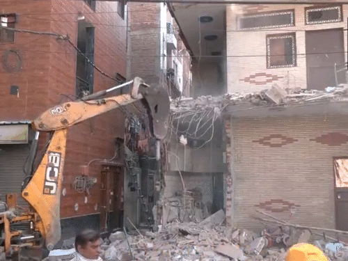 दिल्ली- मर्डर के आरोपियों के घर पर बुलडोजर एक्शन:  दो दिन पहले भीड़ ने घर जलाए थे; होली के दिन युवक की हत्या हुई थी