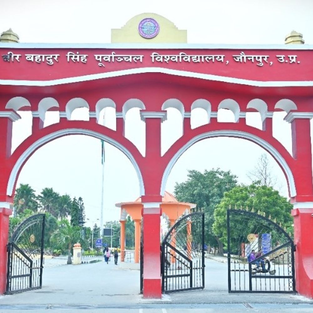 पूर्वांचल विश्वविद्यालय में कुलपति ने व्यवस्थाओं का लिया जायजा:शिक्षण-मूल्यांकन प्रक्रिया दुरुस्त करने के दिए निर्देश