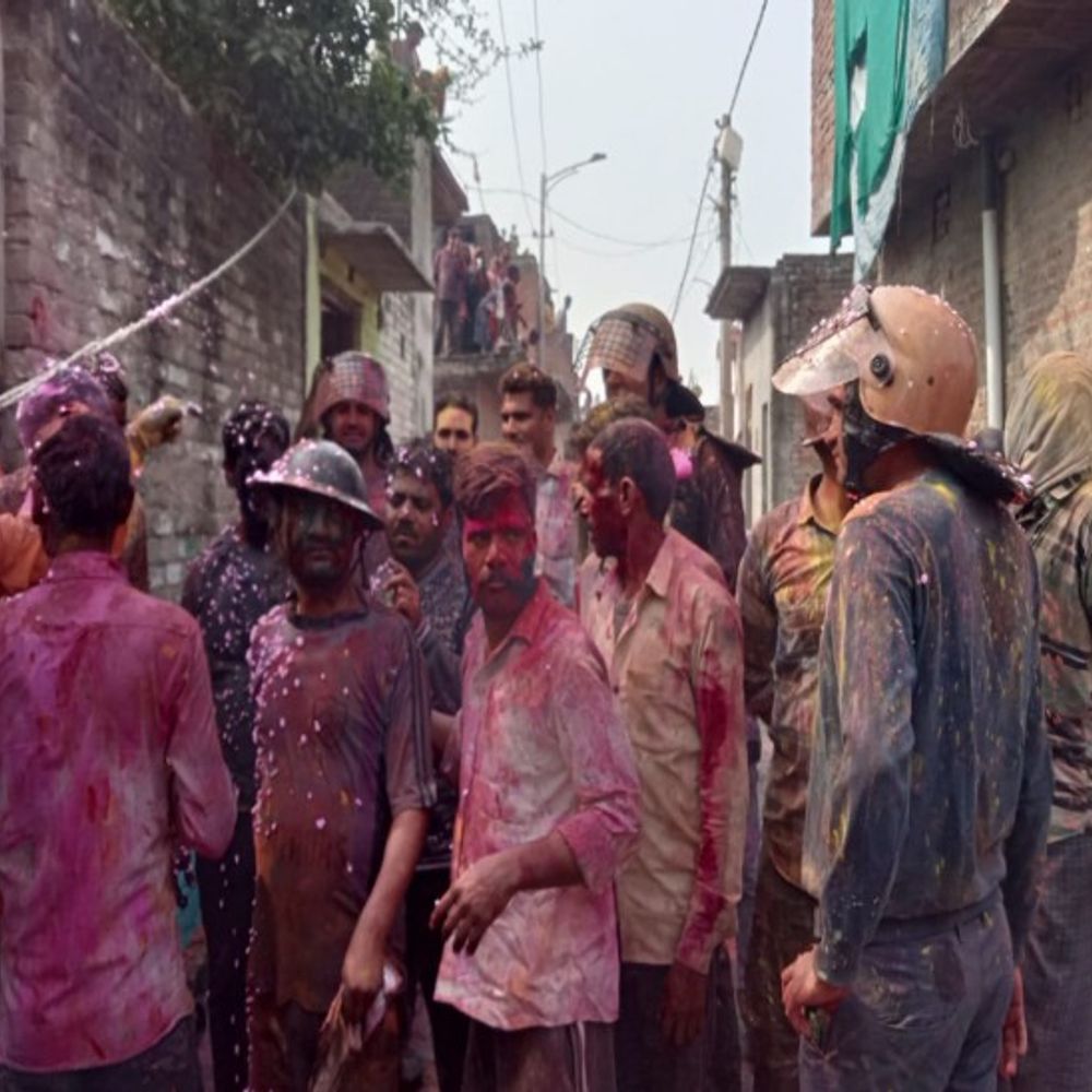 शाहजहांपुर के-खुदागंज में होली के पांचवे दिन खेला गया रंग:गधे पर बैठाकर निकाला गया लॉट साहब का जुलूस, खूब बरसाए जूते चप्पल