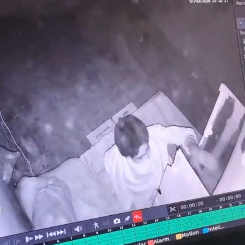 हापुड़ में शराब दुकान से 45 हजार की चोरी:CCTV फुटेज में कैद वारदात, पुलिस जांच में जुटी