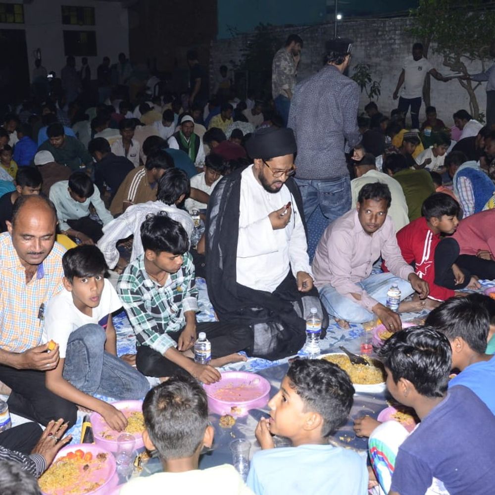 जौनपुर में शिया धर्मगुरु ने किया रोजा इफ्तार का आयोजन:सभी धर्मों के लोगों ने दिया अमन-भाईचारे का संदेश