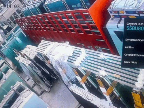 पंचकूला के ग्लास हाउस में ट्रक की टक्कर, VIDEO:  27 लाख रुपए का कांच टूटा, बैक करते समय पूरे रैक को मारी टक्कर – Panchkula News