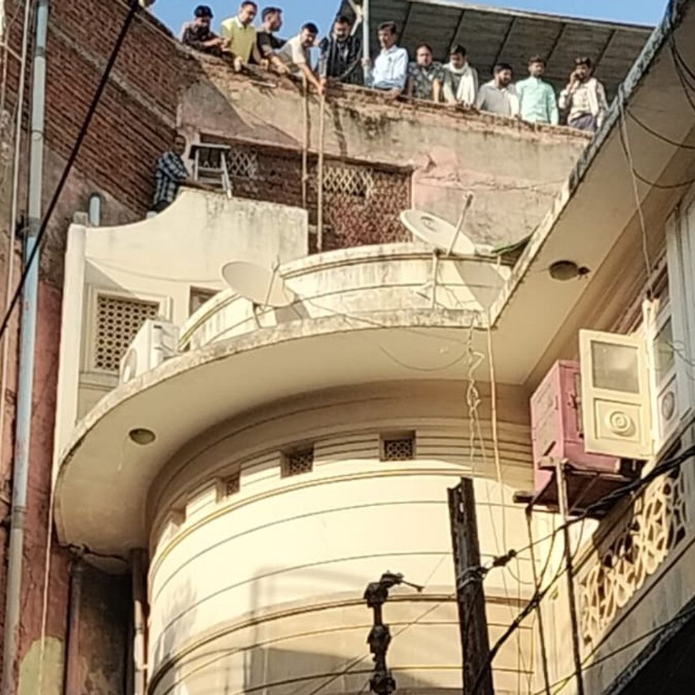 ग्वालियर में मकान में आग लगी:कुछ लोगों के फंसे होने की आशंका, राहत कार्य जारी