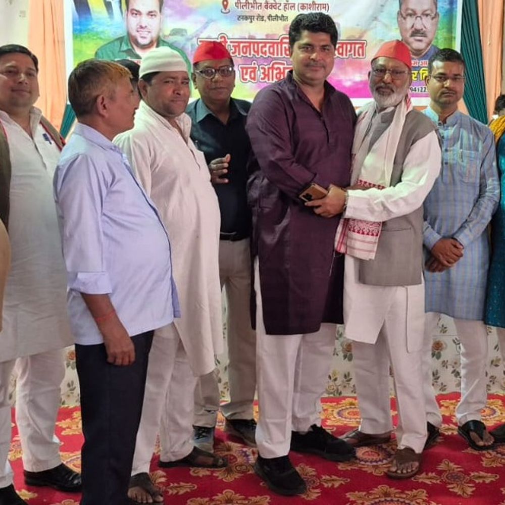 पीलीभीत में सपा का होली मिलन समारोह:सुधीर तिवारी बोले- पार्टी मजबूत करने में जुटे कार्यकर्ता