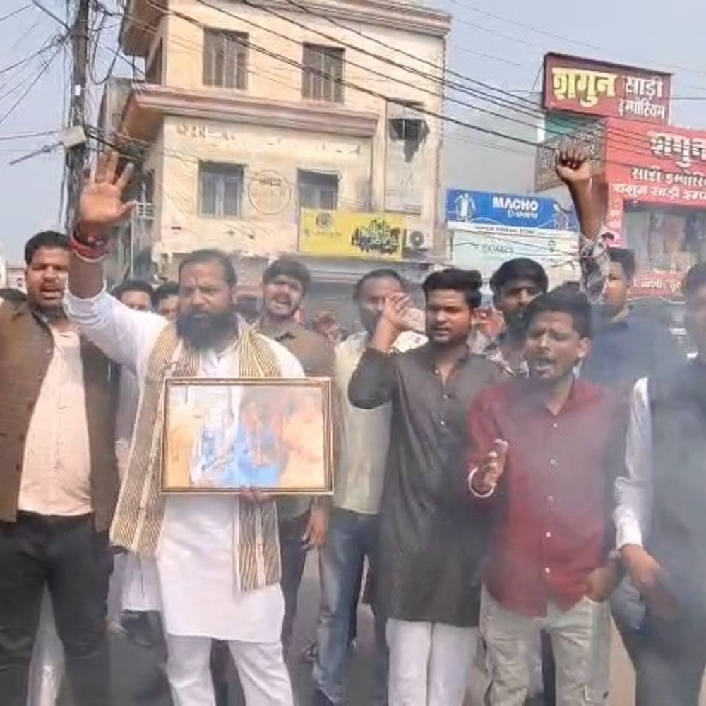 सीएम योगी की मां पर टिप्पणी को लेकर विरोध:हिंदू सेवा सुरक्षा संघ ने फूंका पुतला, मौलाना पर कार्रवाई की मांग