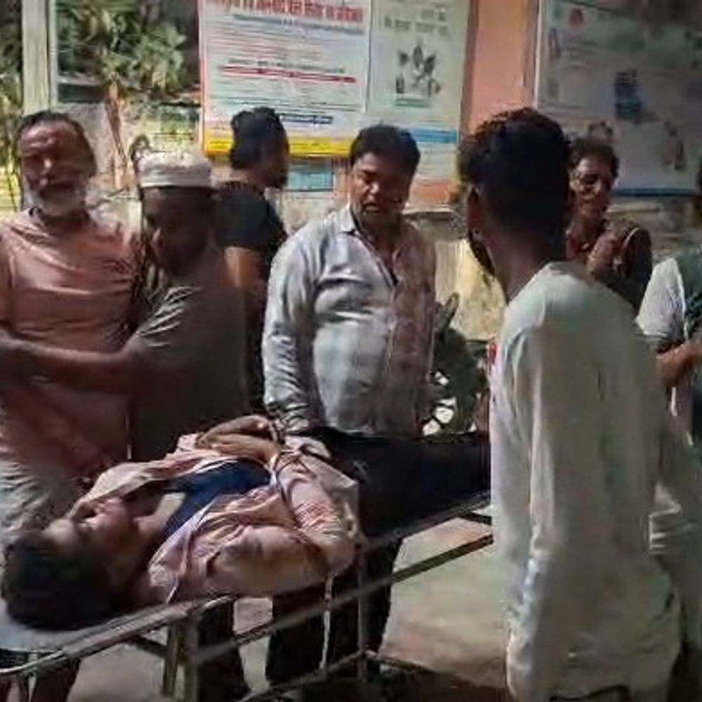 गोंडा में डिवाइडर से टकराई तेज रफ्तार बाइक:युवक की मौत, 13 साल का किशोर गंभीर; ननिहाल से घर लौटते समय हुआ हादसा