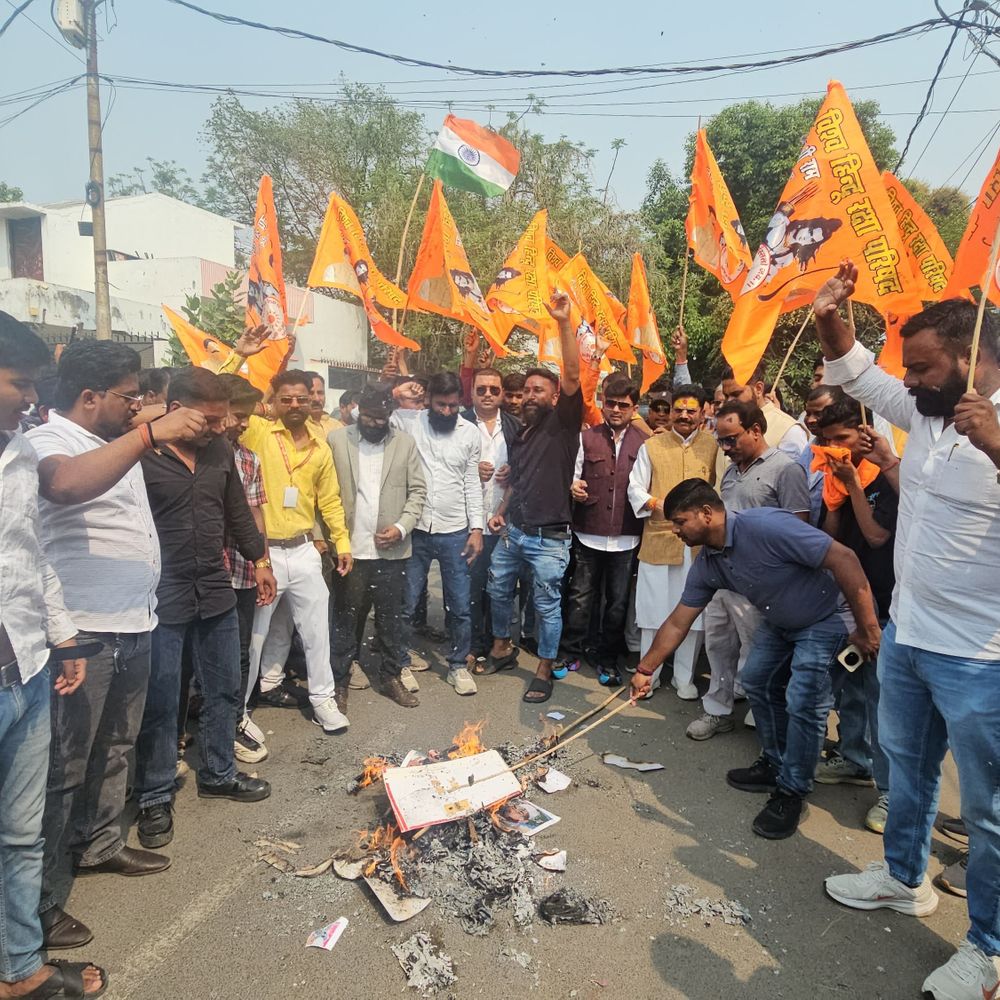 लखनऊ VHRP ने मौलाना अब्दुल्ला का पुतला फूंका:अब्दुल्ला चतुर्वेदी को फांसी देने की मांग , गोपाल राय बोले- आतंकी विचारधारा के लोग माहौल खराब करना चाह रहे है