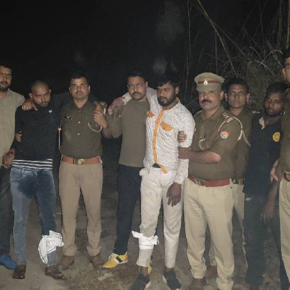 कानपुर पुलिस की लुटेरों से मुठभेड़:दो लुटेरों के पैर में गोली मारकर और तीसरे की घेराबंदी करके दबोचा, आटो चालक बनकर करते थे लूटपाट