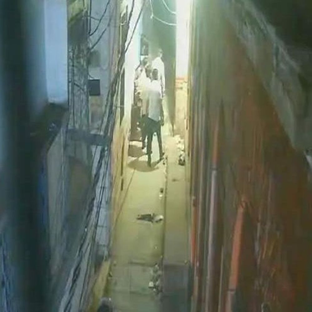 वाराणसी में हिस्ट्रीशीटर के घर 8 राउंड फायरिंग:5 युवकों ने तमंचा-पिस्टल से बरसाईं गोलियां, 5 पर केस; 3 से पूछताछ जारी