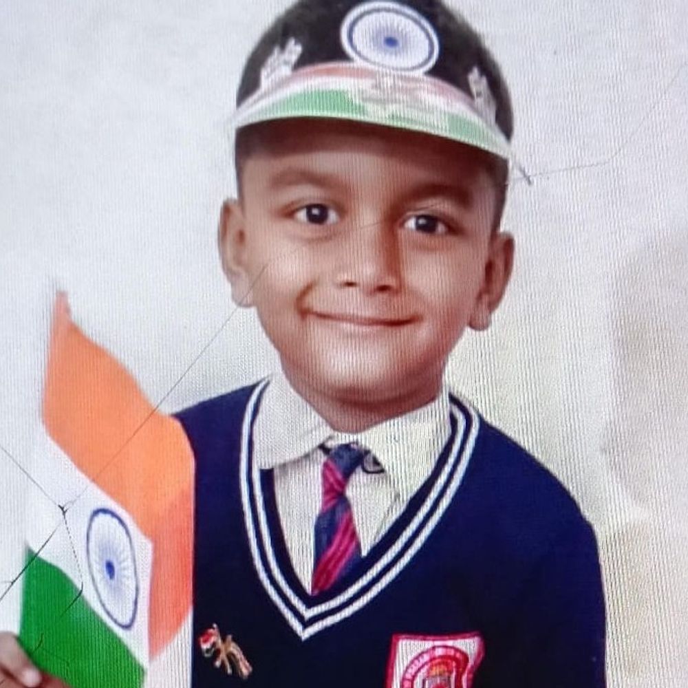 मोबाइल पर बेटे की फोटो देख रो रही मां:प्रयागराज में 20 घंटे बाद LKG छात्र का सुराग नहीं, घर में नहीं जला चूल्हा