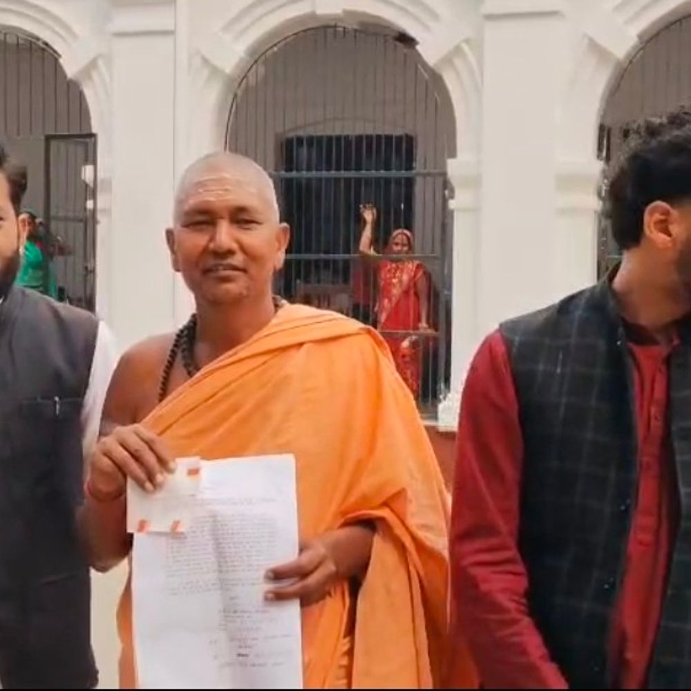 बलिया में संत ने डीएम को दिया पत्रक:आश्रम के पास शौचालय निर्माण रोकने की मांग, सुनवाई न होने पर जताई नाराजगी